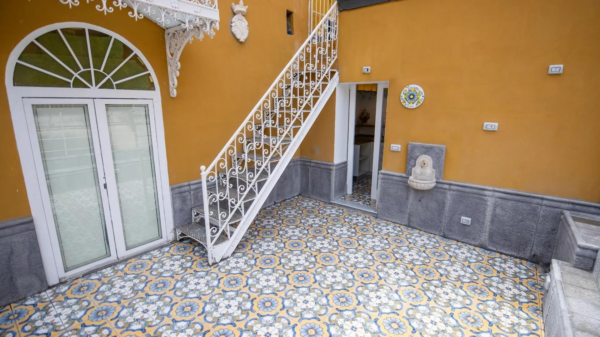 Leone Camere D'Autore - Rooftop Prince Centro Storico Naples 0*,  Italy